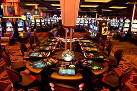 Pengguna menikmati layanan live casino dan sportsbook pada platform bardi4d yang interaktif